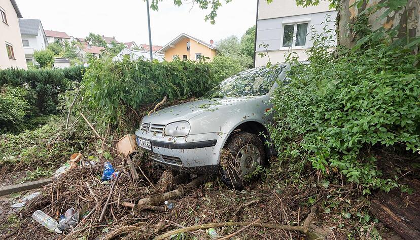 dpatopbilder - Ein Auto liegt am 25.06.2016 in Pfullingen (Baden-W&uuml;rttemberg) nach der &Uuml;berflutung der Echatz zwischen weggesp&uuml;ltem Unrat. Nach unwetterartigem Regen am Samstagabend sind der Eierbach und die Echatz &uuml;ber die &Uuml;fer getreten. Foto: Daniel Maurer/dpa +++(c) dpa - Bildfunk+++ | Verwendung weltweit