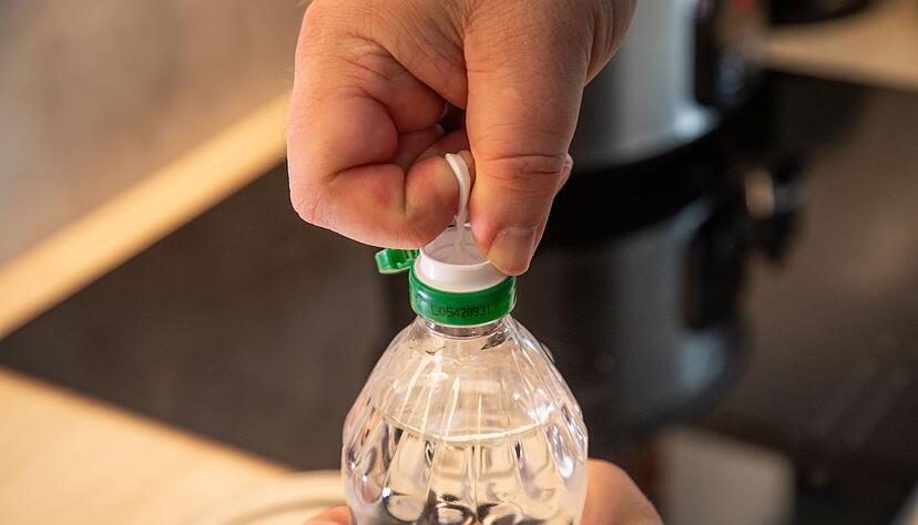 Schritt 1: Kunststoffsiegel an der Lasche abziehen.