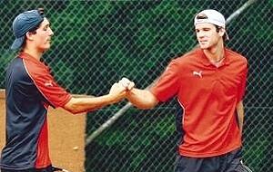 Faust auf Faust: Das dritte Doppel mit Ralph Knupfer (links) und Patrick Rittenauer hat gestern Abend den wichtigen f&uuml;nften Punkt geholt.Fotos: Alexander Bertok