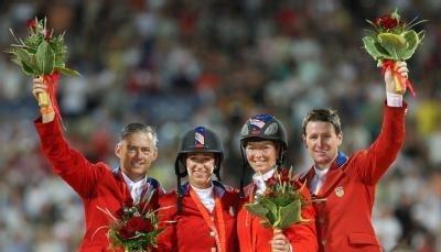 Die Mannschaft aus den USA freut sich über den Sieg im Springen. Die Mannschaft aus den USA freut sich über den Sieg im Springen.