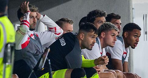 Ungewohnte Rolle: Wie schon hier in der Liga gegen St. Pauli sitzt Atakan Karazor (links) auch beim Europa-League-Start lange nur auf der Ersatzbank.