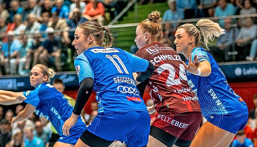 Kim Hinkelmann, Annefleur Bruggeman und Paulia Uscinowicz (in blau, von links) bilden bei der Sport-Union Neckarsulm einen starken Abwehrverbund.