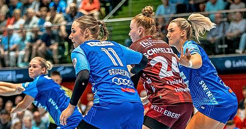 Kim Hinkelmann, Annefleur Bruggeman und Paulia Uscinowicz (in blau, von links) bilden bei der Sport-Union Neckarsulm einen starken Abwehrverbund. Kim Hinkelmann, Annefleur Bruggeman und Paulia Uscinowicz (in blau, von links) bilden bei der Sport-Union Neckarsulm einen starken Abwehrverbund.