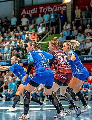 Kim Hinkelmann, Annefleur Bruggeman und Paulia Uscinowicz (in blau, von links) bilden bei der Sport-Union Neckarsulm einen starken Abwehrverbund.