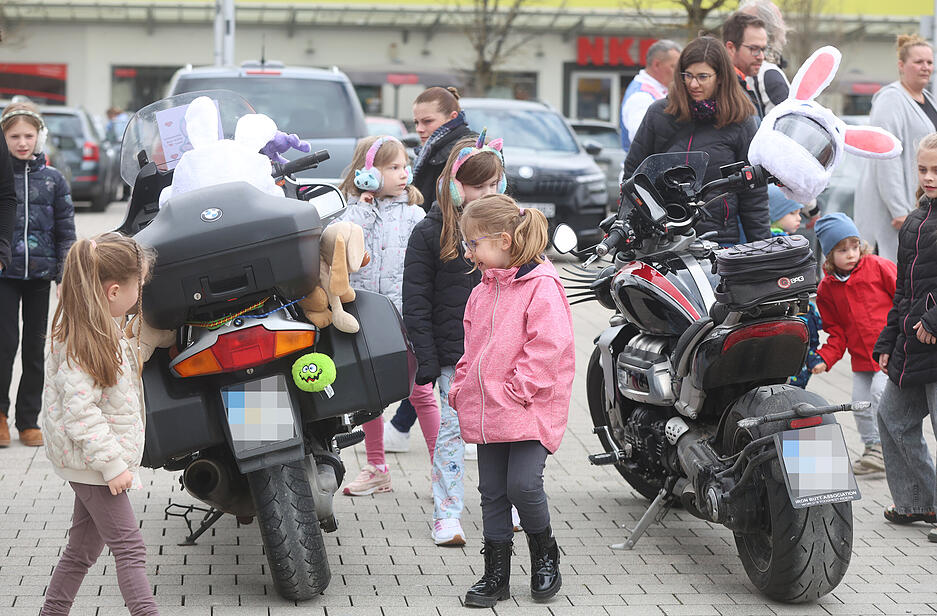 Auf dem Parkplatz des Einkaufszentrums in M&ouml;ckm&uuml;hl ist durch die Osterhasen-Aktion einiges los.