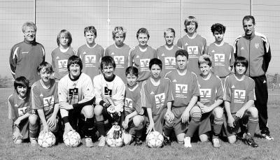 Die Unterl&auml;nder Fu&szlig;ball-Bezirksmannschaft des Jahrgangs 1992 beim Sichtungslehrgang in Ruit (stehend von links): Trainer Dieter Schuster, Thomas Hagel, Michael Karle, Moritz Graupner, Patrick Steiger, Michele Feyerabend, Alexander Fischer, Cihan Saglam Trainer Klaus Beck; (unten von links): Benjamin Bindereif, Philipp Wiczynski, Kevin Kunz, David Schauer, Julian Kreh, Kevin Schmidt, Ali Yilmaz, Leonardo Olivieri, Marco Bickel. (Foto: privat)