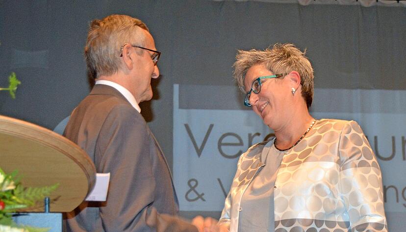 Ein Bild aus besseren Zeiten: Bürgermeister-Stellvertreter Richard Nörr gratuliert Heike Naber bei der Amtseinführung im Mai 2018. Ein Bild aus besseren Zeiten: Bürgermeister-Stellvertreter Richard Nörr gratuliert Heike Naber bei der Amtseinführung im Mai 2018.