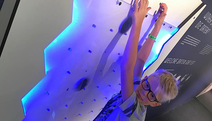 Dominik Hans (10) füttert eine "Künstliche Intelligenz" mit Daten. So wird man auf der MS Wissenschaft spielerisch an das Thema herangeführt. Dominik Hans (10) füttert eine "Künstliche Intelligenz" mit Daten. So wird man auf der MS Wissenschaft spielerisch an das Thema herangeführt.