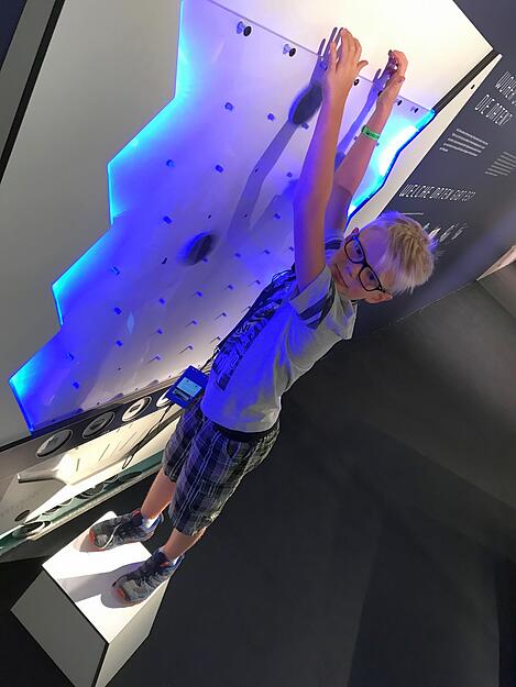 Dominik Hans (10) füttert eine "Künstliche Intelligenz" mit Daten. So wird man auf der MS Wissenschaft spielerisch an das Thema herangeführt. Dominik Hans (10) füttert eine "Künstliche Intelligenz" mit Daten. So wird man auf der MS Wissenschaft spielerisch an das Thema herangeführt.