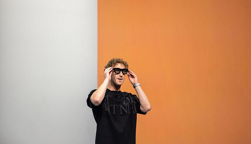 Zuckerberg trug die Brille nur kurz und verzichtete auf eine Live-Demonstration. Zuckerberg trug die Brille nur kurz und verzichtete auf eine Live-Demonstration.