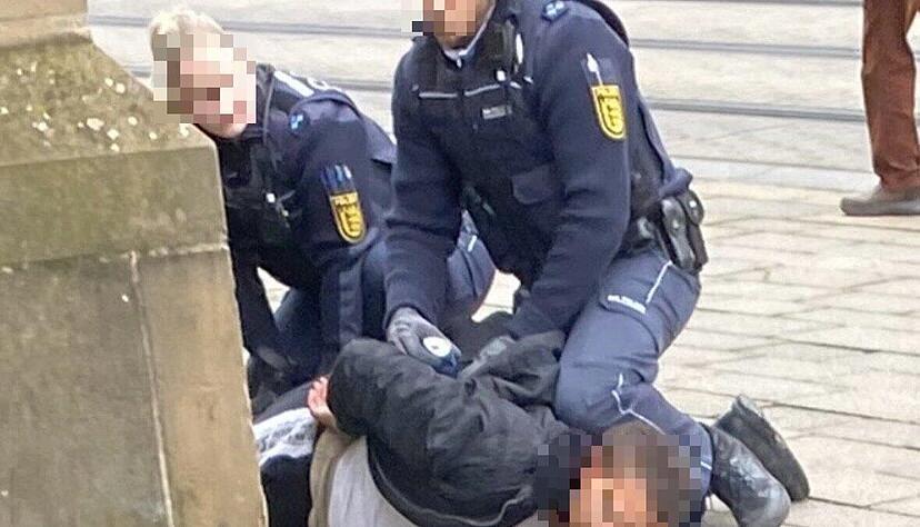 Ein Mann hat den Infostand der AfD-Stadtratsfraktion in Heilbronn angegriffen. Die Polizei nahm den 24-Jährigen in Gewahrsam.