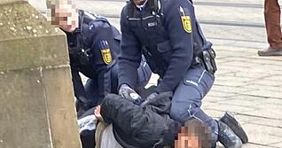 Ein Mann hat den Infostand der AfD-Stadtratsfraktion in Heilbronn angegriffen. Die Polizei nahm den 24-Jährigen in Gewahrsam.