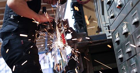 Der Kunde will das eine, der Chef etwas ganz anderes: Das Gef&uuml;hl, unterschiedliche Erwartungen im Job erf&uuml;llen zu m&uuml;ssen, kann Leistungsdruck verst&auml;rken.