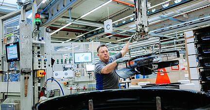 Auch bei EBM-Papst macht sich die demografische Entwicklung bemerkbar. In fünf Jahren werden bis zu 1200 Mitarbeiter in den Ruhestand gehen.
Foto: EBM-Papst Auch bei EBM-Papst macht sich die demografische Entwicklung bemerkbar. In fünf Jahren werden bis zu 1200 Mitarbeiter in den Ruhestand gehen.
Foto: EBM-Papst