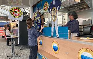 Backfisch-Tafel muss weg: Eine gute Stunde vor Schließung des Veranstaltungstags ist bei Seyferts alles ausverkauft.