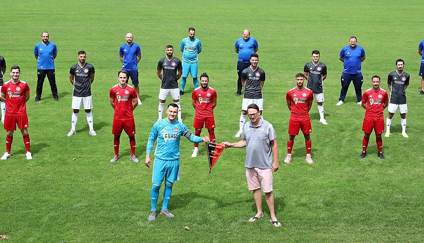 Meisterehrung und Wimpelübergabe am vergangenen Samstag bei Türkspor Neckarsulm durch Staffelleiter Uli Friedenauer (vorne rechts). In Coronazeiten natürlich im Abstandsmodus.
Foto: Alexander Bertok Meisterehrung und Wimpelübergabe am vergangenen Samstag bei Türkspor Neckarsulm durch Staffelleiter Uli Friedenauer (vorne rechts). In Coronazeiten natürlich im Abstandsmodus.
Foto: Alexander Bertok