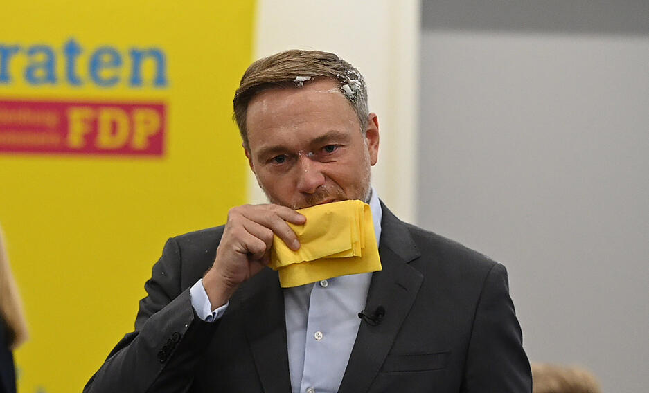 "Es war leider nicht Sahne, sondern nur Seife", sagte er. "Wenigstens das h&auml;tten sie besser machen k&ouml;nnen, dann h&auml;tte ich auch was davon gehabt", so Lindner weiter, als er sich mit einer Serviette das Gesicht abwischte.