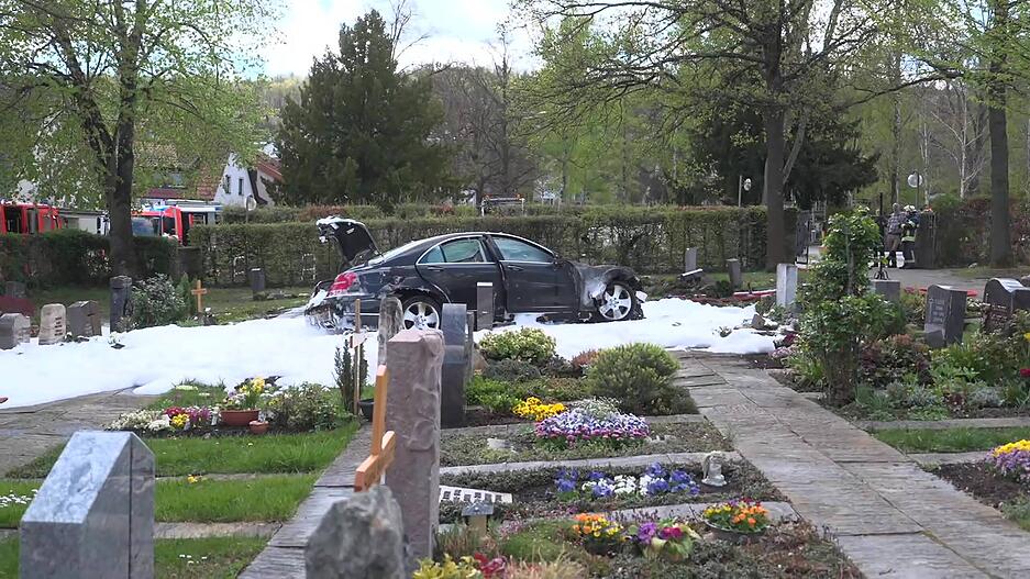 Der Mercedes wurde stark beschädigt und muss von einem Abschleppdienst geborgen und abgeschleppt werden. Der Mercedes wurde stark beschädigt und muss von einem Abschleppdienst geborgen und abgeschleppt werden.