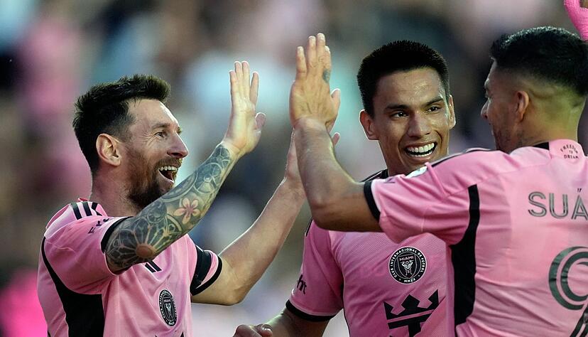 Lionel Messi (l) macht sich noch keine Gedanken &uuml;ber seine berufliche Zukunft nach dem Karriereende.