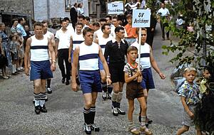 Mitglieder des SV Berlichingen ziehen beim Festumzug im Jahr 1960 durch die Straßen.
Fotos: privat Mitglieder des SV Berlichingen ziehen beim Festumzug im Jahr 1960 durch die Straßen.
Fotos: privat