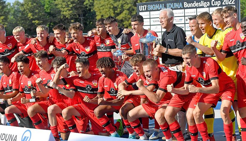 Oberbürgermeister Harry Mergel (hintere Reihe, 6. von rechts) übergab den Wanderpokal an den neuen Titelträger. Torwart Florian Hellstern (hintere Reihe, 3. von rechts) wurde zum besten Schlussmann gewählt.
