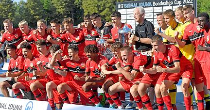 Oberbürgermeister Harry Mergel (hintere Reihe, 6. von rechts) übergab den Wanderpokal an den neuen Titelträger. Torwart Florian Hellstern (hintere Reihe, 3. von rechts) wurde zum besten Schlussmann gewählt.