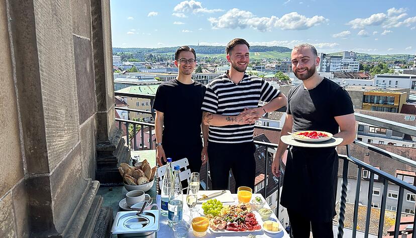 Ein eingespieltes Team in luftiger Höhe: David Pilz (von links), Robin Höhn und Samuel Pilz vom Café Mon âme.