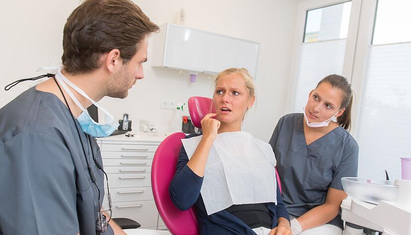 Lockere Z&auml;hne k&ouml;nnen verschiedene Ursachen haben &ndash; eine fr&uuml;hzeitige zahn&auml;rztliche Untersuchung ist wichtig.