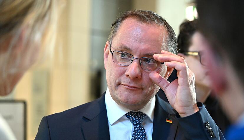 AfD-Chef Tino Chrupalla sieht einem möglichen Verbotsverfahren gegen seine Partei durch die Kölner Gerichtsentscheidung einen Riegel vorgeschoben. (Archivbild) AfD-Chef Tino Chrupalla sieht einem möglichen Verbotsverfahren gegen seine Partei durch die Kölner Gerichtsentscheidung einen Riegel vorgeschoben. (Archivbild)