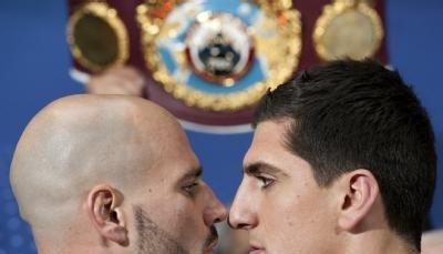 Richards (l) und Weltmeister Huck blicken sich nach dem Wiegen tief in die Augen.