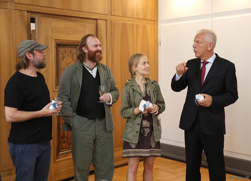 Schauspieler tragen sich ins G&auml;stebuch der Stadt ein | 27.07.