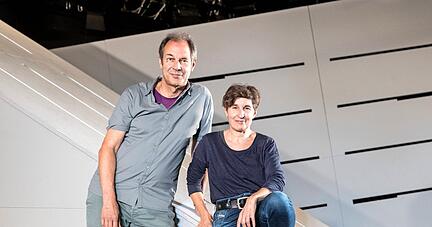 "Wir decken keine Geheiminformationen auf. Wir stellen Zusammenhänge her": Regine Dura und Hans-Werner Kroesinger.

Foto: Andreas Veigel