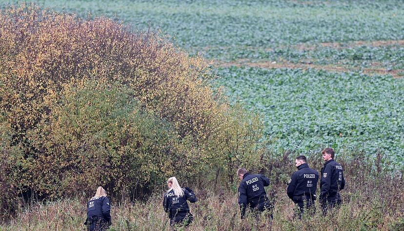 Am Mittwoch durchkämmten Polizisten vor allem die Umgebung eines Tümpels bei Klein Upahl. Am Mittwoch durchkämmten Polizisten vor allem die Umgebung eines Tümpels bei Klein Upahl.