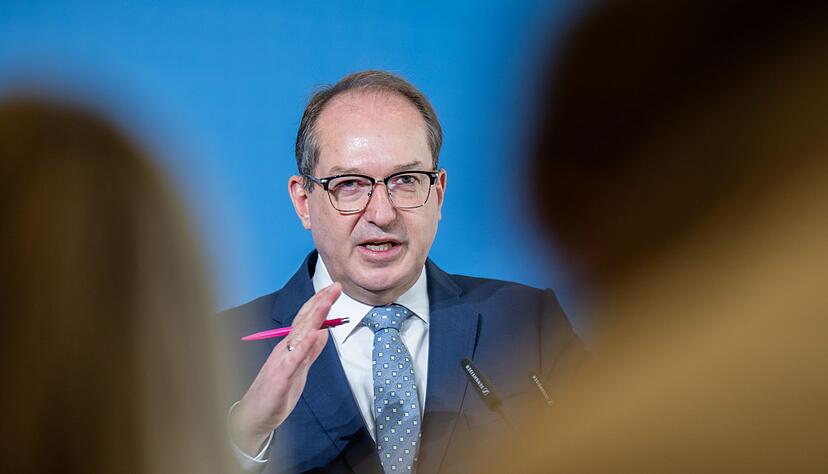 Bundesinnenminister Alexander Dobrindt (CSU) will abgelehnte Asylbewerber in sogenannte Return Hubs abschieben können. (Archivbild) Bundesinnenminister Alexander Dobrindt (CSU) will abgelehnte Asylbewerber in sogenannte Return Hubs abschieben können. (Archivbild)