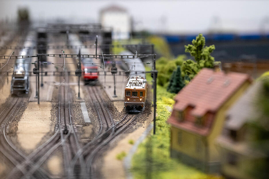 Präzise gefertigte Modellzüge rollen durch eine authentische Kulisse.