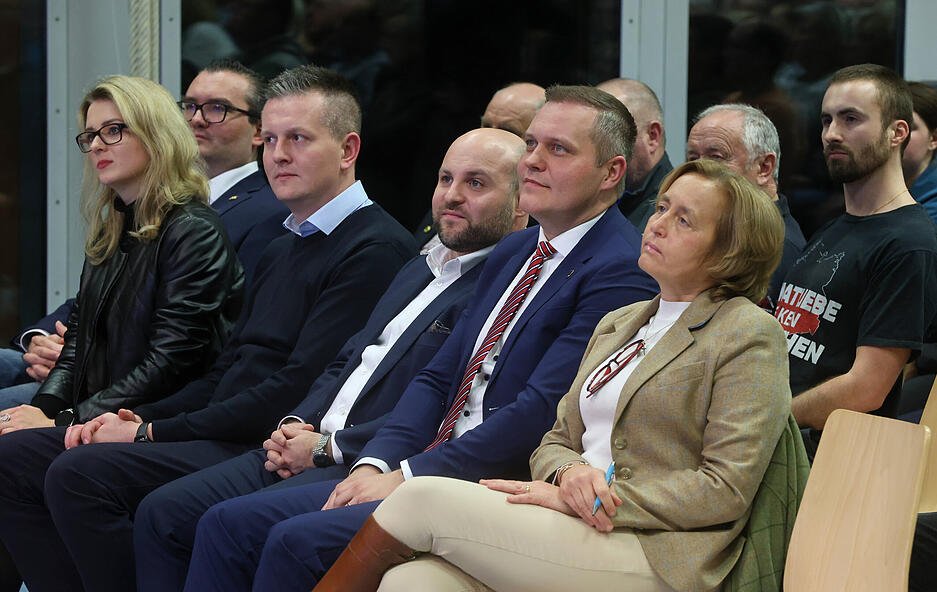 Politische Prominenz bei der AfD-Wahlkampfarena: die stellvertretende AfD-Fraktionsvorsitzende im Bundestag, Beatrix von Storch (rechts) h&auml;lt die letzte von vier Reden.