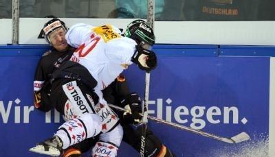 Heißes Duell auf dem Schwenninger Eis.