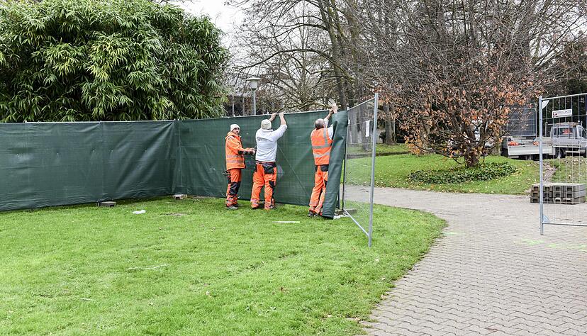 Im Stadtgarten hinter der Harmonie sind die ersten Bauzäune aufgestellt worden. Spatenstich für das Hotel ist am 19. Dezember. Foto: Christiana Kunz Im Stadtgarten hinter der Harmonie sind die ersten Bauzäune aufgestellt worden. Spatenstich für das Hotel ist am 19. Dezember. Foto: Christiana Kunz