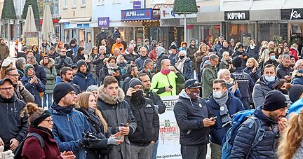 Während des Auftritts von "Querdenken"-Gründer Michael Ballweg war der Andrang auf dem Kiliansplatz am größten.
 Fotos: Ralf Seidel