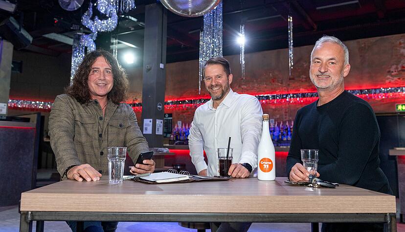 Eigentlich waren nur ein paar Jahre geplant, jetzt sind sie seit 21 Jahren Geschäftsführer vom Creme 21 (von links): Stefan „Billy“ Müller, Thomas Sinn und Bodo Schaerping. Foto: Mario Berger Eigentlich waren nur ein paar Jahre geplant, jetzt sind sie seit 21 Jahren Geschäftsführer vom Creme 21 (von links): Stefan „Billy“ Müller, Thomas Sinn und Bodo Schaerping. Foto: Mario Berger