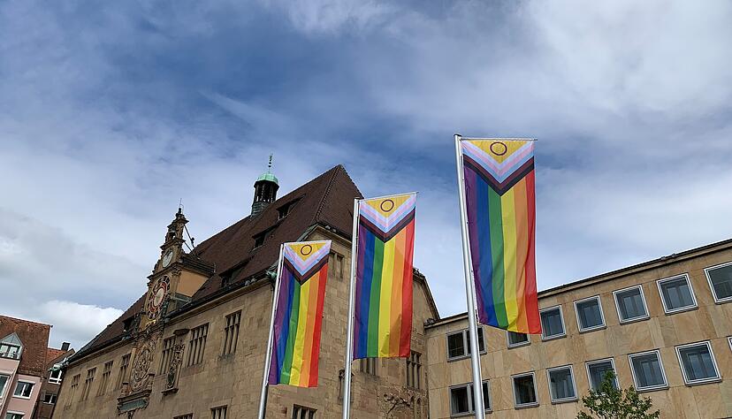 Vor dem Rathaus in Heilbronn sind am 27. Mai drei Regenbogenflaggen gehisst. Einen Tag lang wehen sie dort im Wind, das hat einen bestimmten Grund.