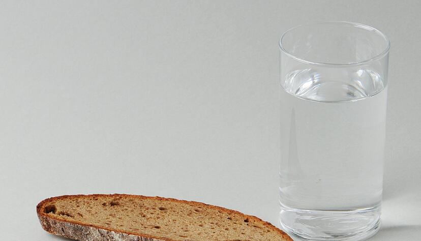 Es muss nicht strikter Verzicht beim Essen sein - Fasten kann sich auch auf TV oder Autofahren beziehen. (Archivbild) Es muss nicht strikter Verzicht beim Essen sein - Fasten kann sich auch auf TV oder Autofahren beziehen. (Archivbild)