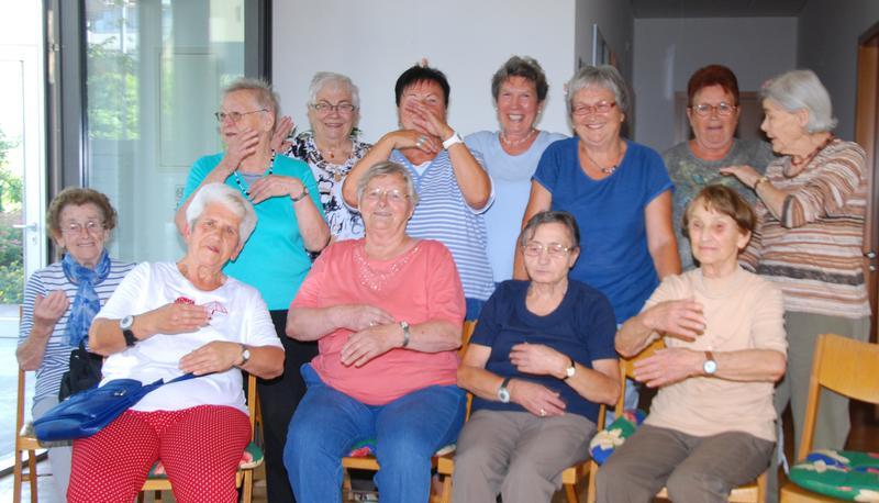 Seit zehn Jahren bietet der Treff. "Gymnastik im Sitzen". Adelheid Schechter (hinten, Dritte von rechts) leitet die Gruppe genauso lang.
Foto: Gabriele Schneider