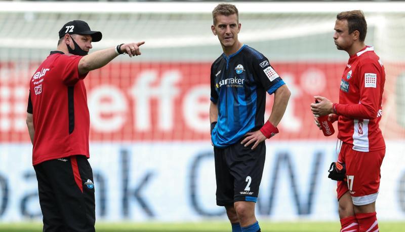 Paderborns Trainer Steffen Baumgart spricht nach dem Spiel mit Uwe Hünemeier und Torwart Leopold Zingerle (l-r). Paderborns Trainer Steffen Baumgart spricht nach dem Spiel mit Uwe Hünemeier und Torwart Leopold Zingerle (l-r).