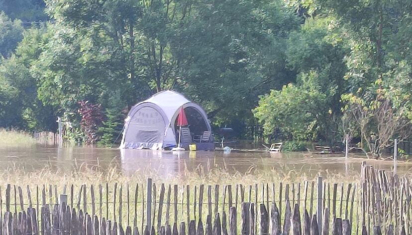 Ein Grillplatz hat die Flut der Jagst nicht überlebt. Ein Grillplatz hat die Flut der Jagst nicht überlebt.