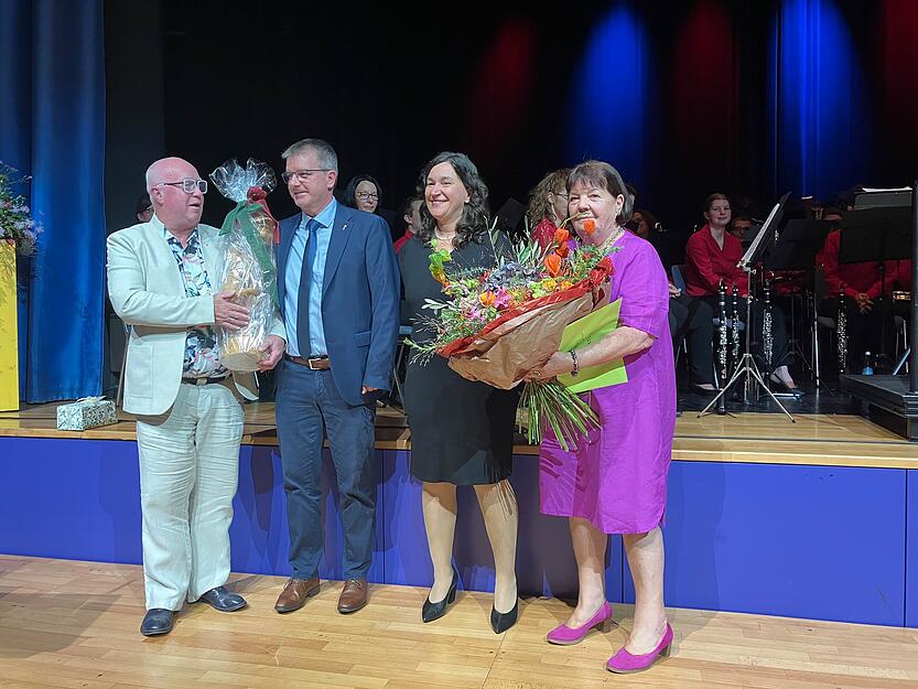 Für den Gemeinderat überreichen Ulrich Schimmel (links) und Irmgard Kircher-Wieland Geschenke an Jutta und Thilo Michler.