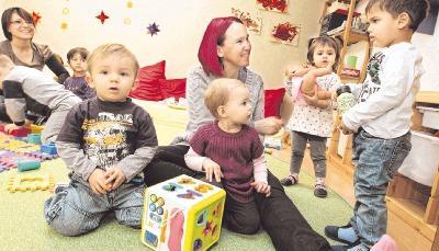 Wenn eine Erzieherin fehlt, springt die frühere Hüffenhardter Kindergartenleiterin Silke Ziegler (Mitte) auch bei der Kinderbetreuung ein.Foto: Guido Sawatzki Wenn eine Erzieherin fehlt, springt die frühere Hüffenhardter Kindergartenleiterin Silke Ziegler (Mitte) auch bei der Kinderbetreuung ein.Foto: Guido Sawatzki