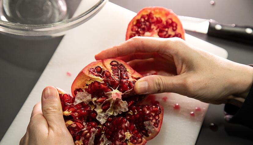 Schritt 3: Den Granatapfel auseinanderziehen und öffnen. Schritt 3: Den Granatapfel auseinanderziehen und öffnen.