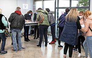 Am Infopoint klären die Mitarbeiterinnen des Ausländeramts Fragen, die über das Registrierungs-Prozedere hinausgehen. Am Infopoint klären die Mitarbeiterinnen des Ausländeramts Fragen, die über das Registrierungs-Prozedere hinausgehen.