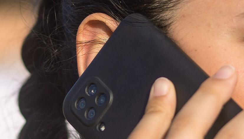 Nutzerinnen und Nutzer konnten in Stuttgart zeitweise wegen eines Stromausfalls nicht mit dem Handy telefonieren. (Archivbild)